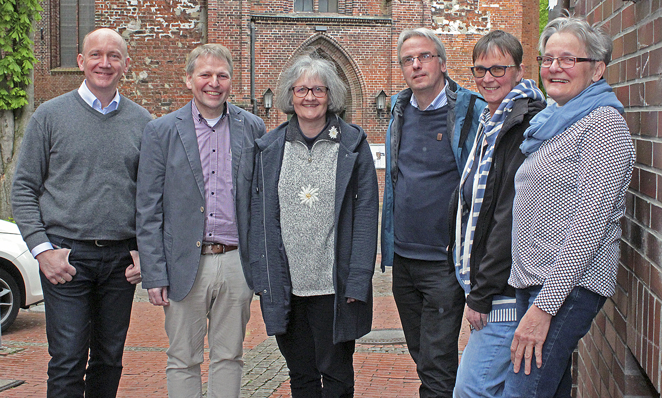 Superintendent Dr. Thomas Kück (li.) gab mit den Vertretern der Gemeinden Jürgen Fischer (v.li.), Dr. Ingeborg Carmesin, Dr. Wilfried Behr, Heike Kehlenbeck, Susanne von Henning Beispiele für Investitionen Foto: jab