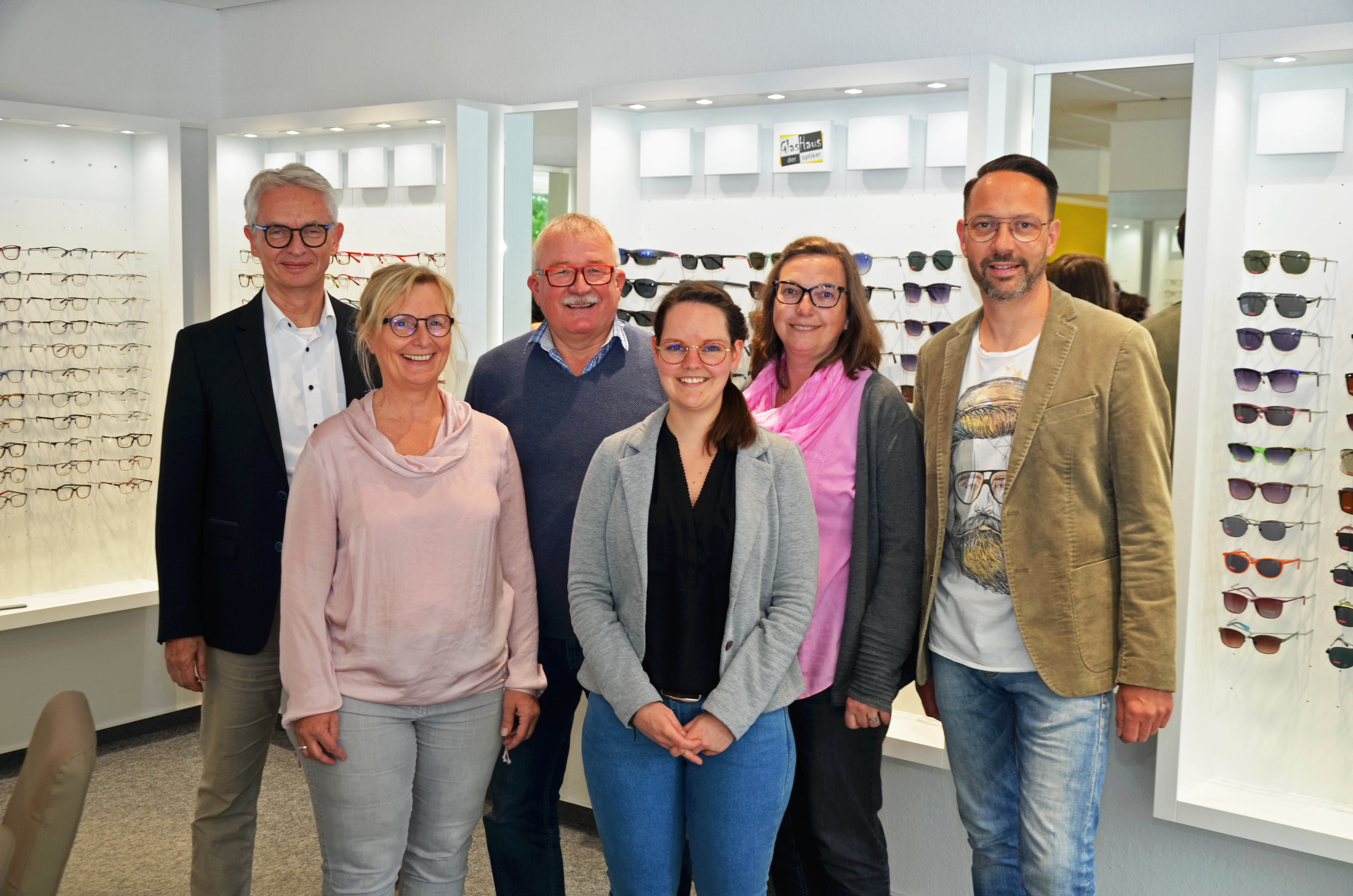 Das Team vom "GlasHaus - der optiker" (v.li.): Jürgen Lüth, Ursel Kröger, Raimund Brodny,
Simone Bostelmann, Heidi zur Mühlen und Thomas von Elling