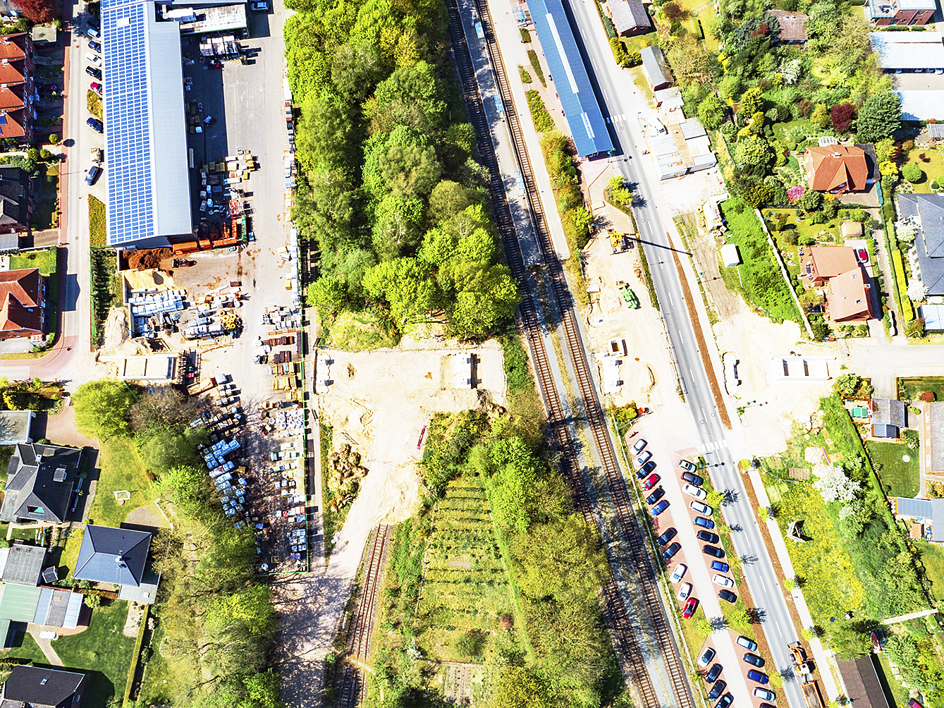 Die Brückenbaustelle aus der Vogelperspektive. In der Bildmitte rechts ist die Bahnstrecke zu erkennen Foto: ShapeMotion / M. Röhnelt