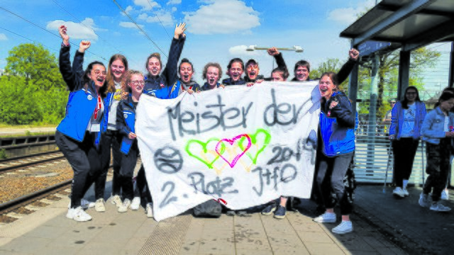 Bei der Rückkehr nach Buchholz wurde das erfolgreiche Team mit einem Banner von Freunden und Eltern empfangen