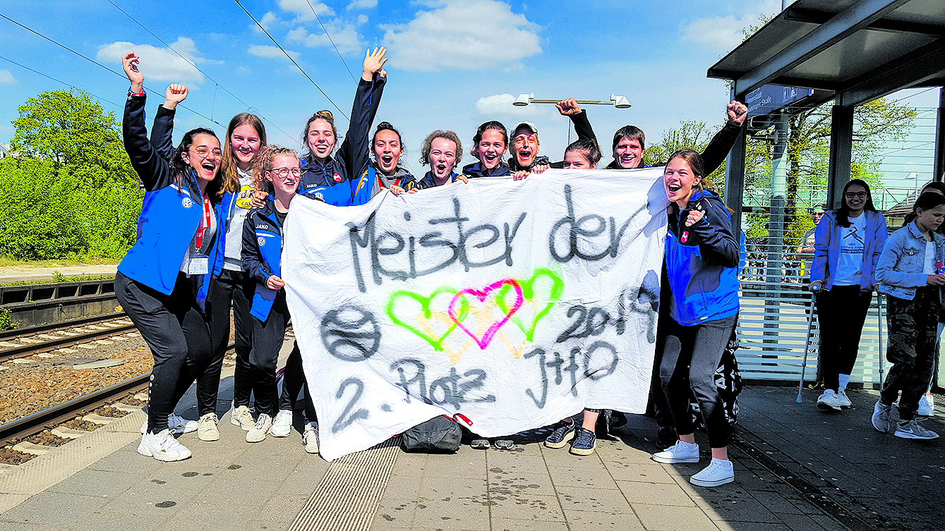 Bei der Rückkehr nach Buchholz wurde das erfolgreiche Team mit einem Banner von Freunden und Eltern empfangen