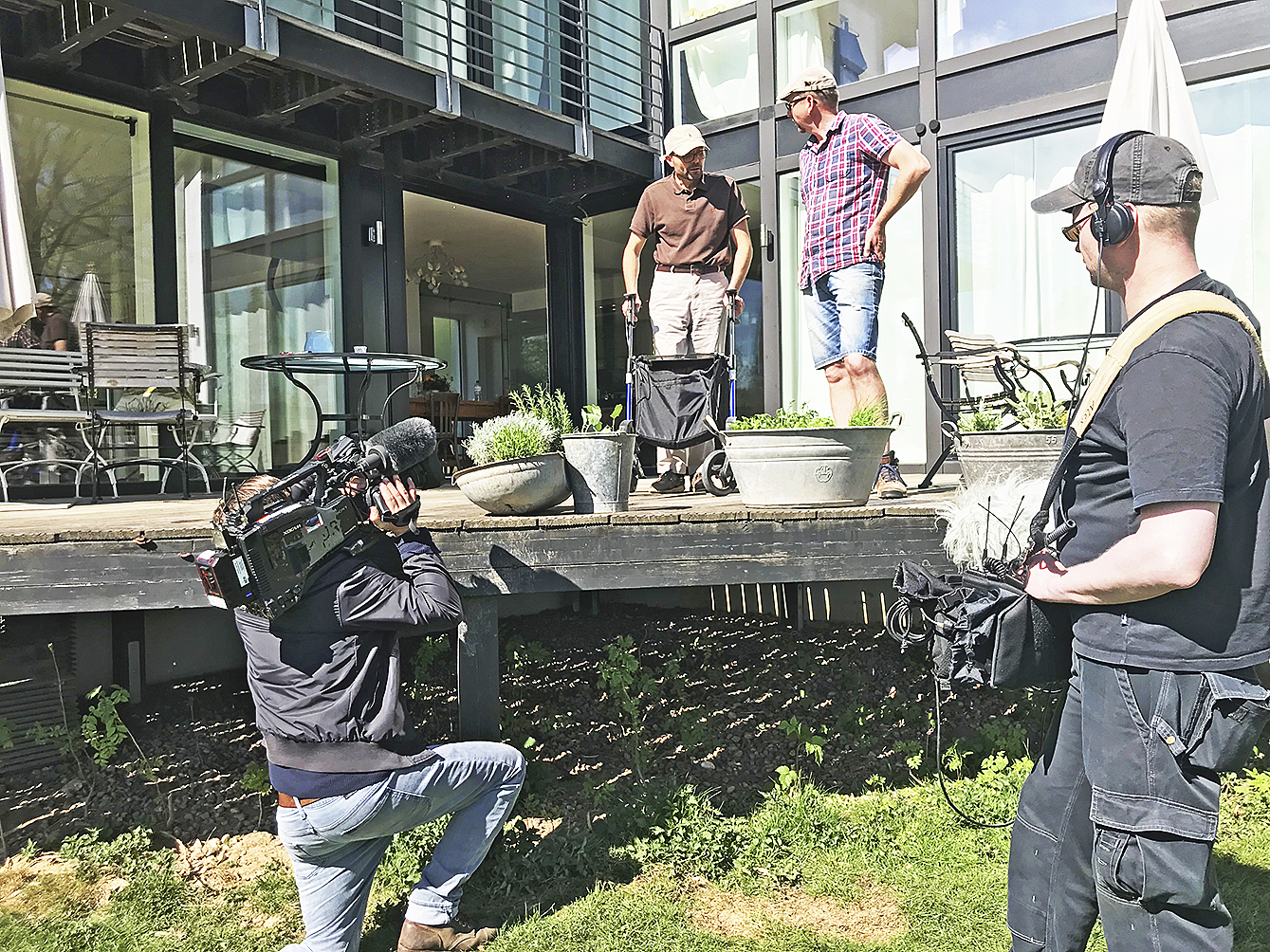 Für den an MS erkrankten Kai Taubhorn (li.) holte Gärtner Matthias Schuh den Nutzgarten auf die Terrasse. Ein NDR-Team filmte den Besuch Fotos: NDR