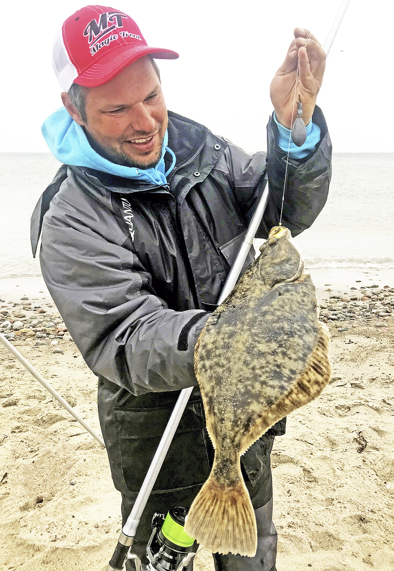 Präsentiert stolz seine Flunder:
Meister-Angler Fabian Frenzel