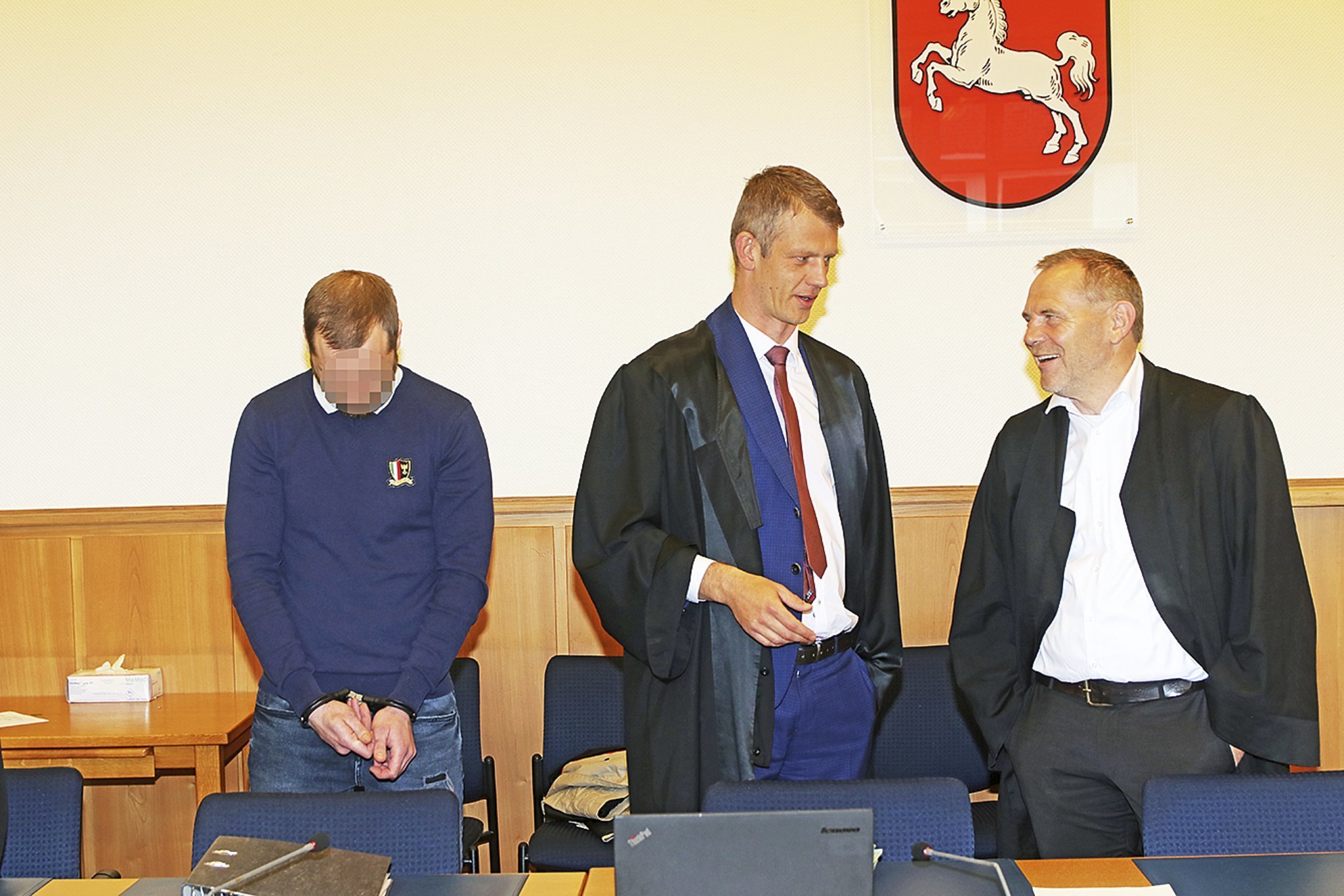 Der Weißrusse Dzmitryi K., hier mit seinen beiden Anwälten, soll mit einem noch unbekannten Komplizen im Dezember 2010 den Raubüberfall auf den dabei verstorbenen Gerd Hennig begangen haben