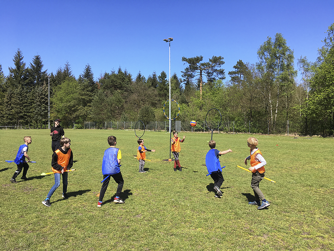 Der Sportplatz in Wörme wird zur Quidditch-Arena: Am Sonntag versuchten sich dort etwa 20 Kinder an dem Sport aus den Harry-Potter-Romanen