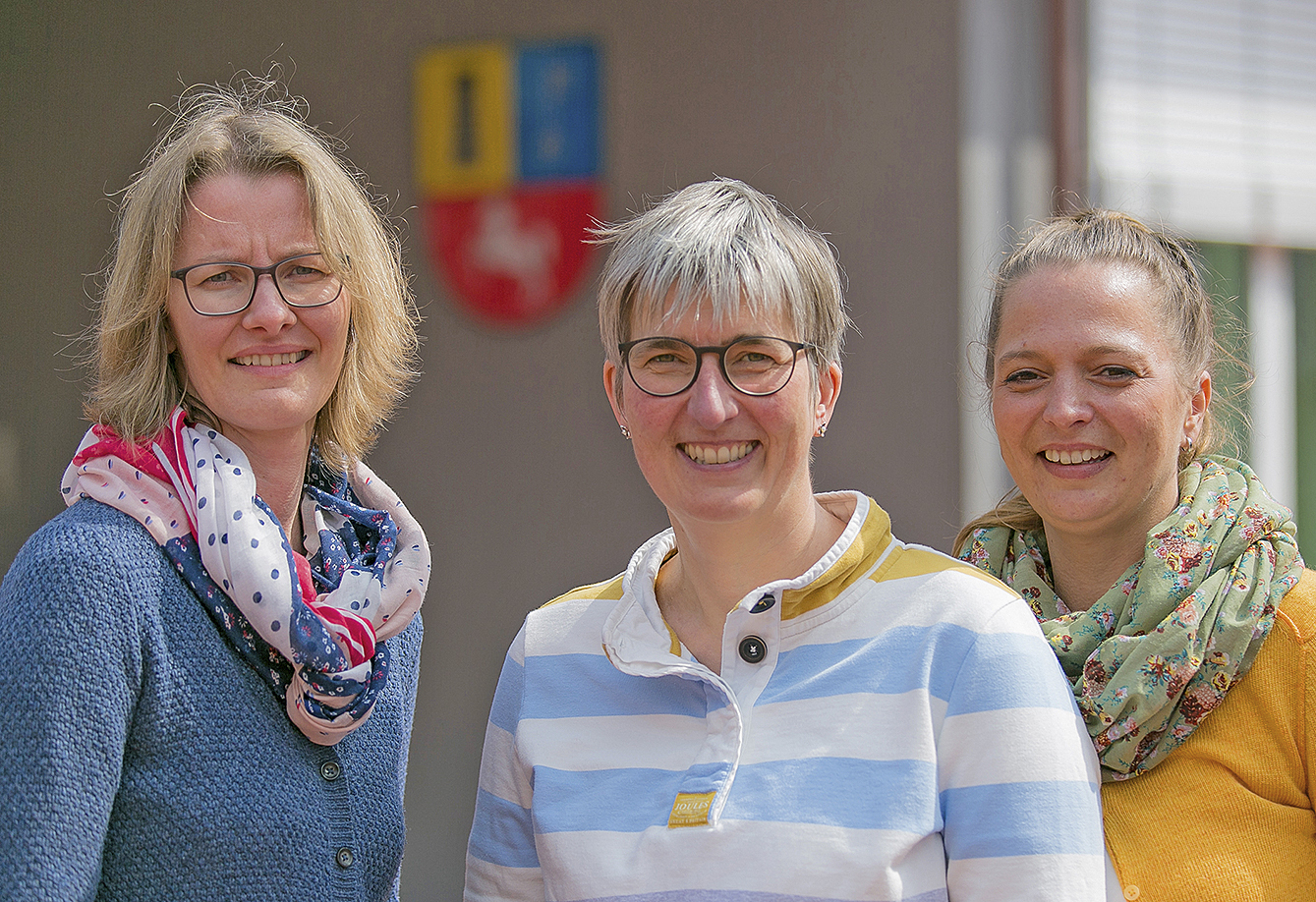 Landkreis-Expertinnen des Senioren- und Pflegestützpunktes Daniela Hudemann und Sylvia Pankop mit der stellvertretenden Leiterin des Sozialamtes, Bettina Willenbockel (v. re.) Foto: Landkreis Stade/Christian Schmidt