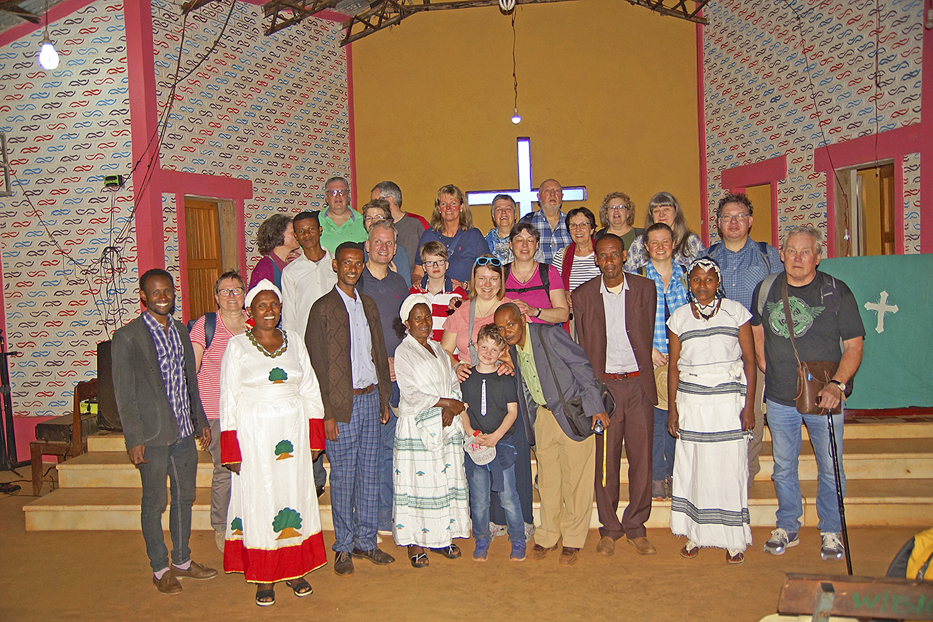 Die Gruppe aus Buxtehude mit Gastgebern in der Kirche Fotos: Peter Tietböhl/Sylvia Goldstein/Hans-Jürgen Diercks