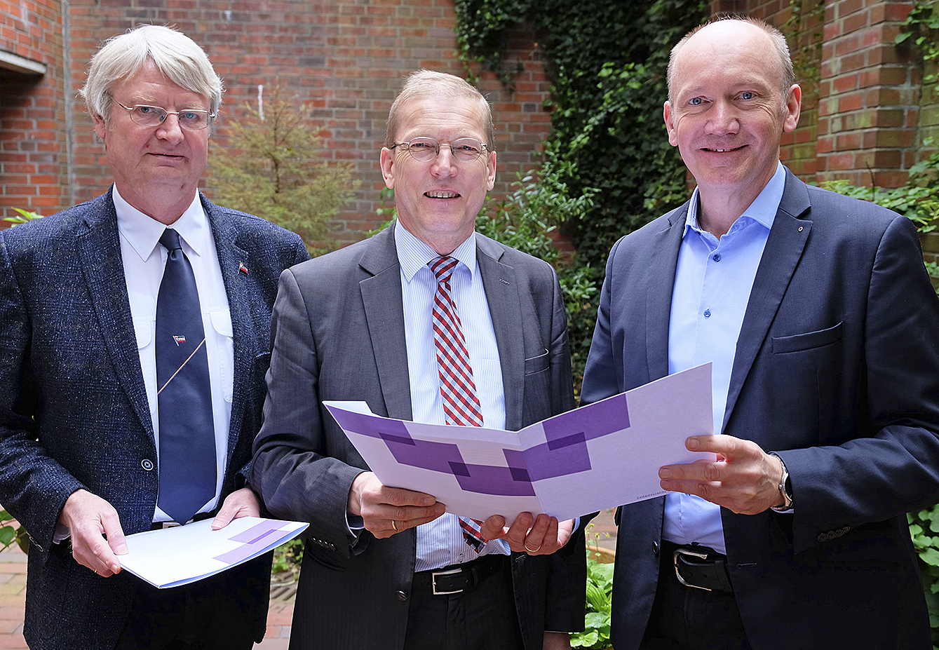 Zukunftsprojekte im Kirchenkreis Stade fest im Blick: Pastor Uwe Junge (v.l.), Landessuperintendent Hans Christian Brandy und Superintendent Thomas Kück Foto: Sonja Domröse