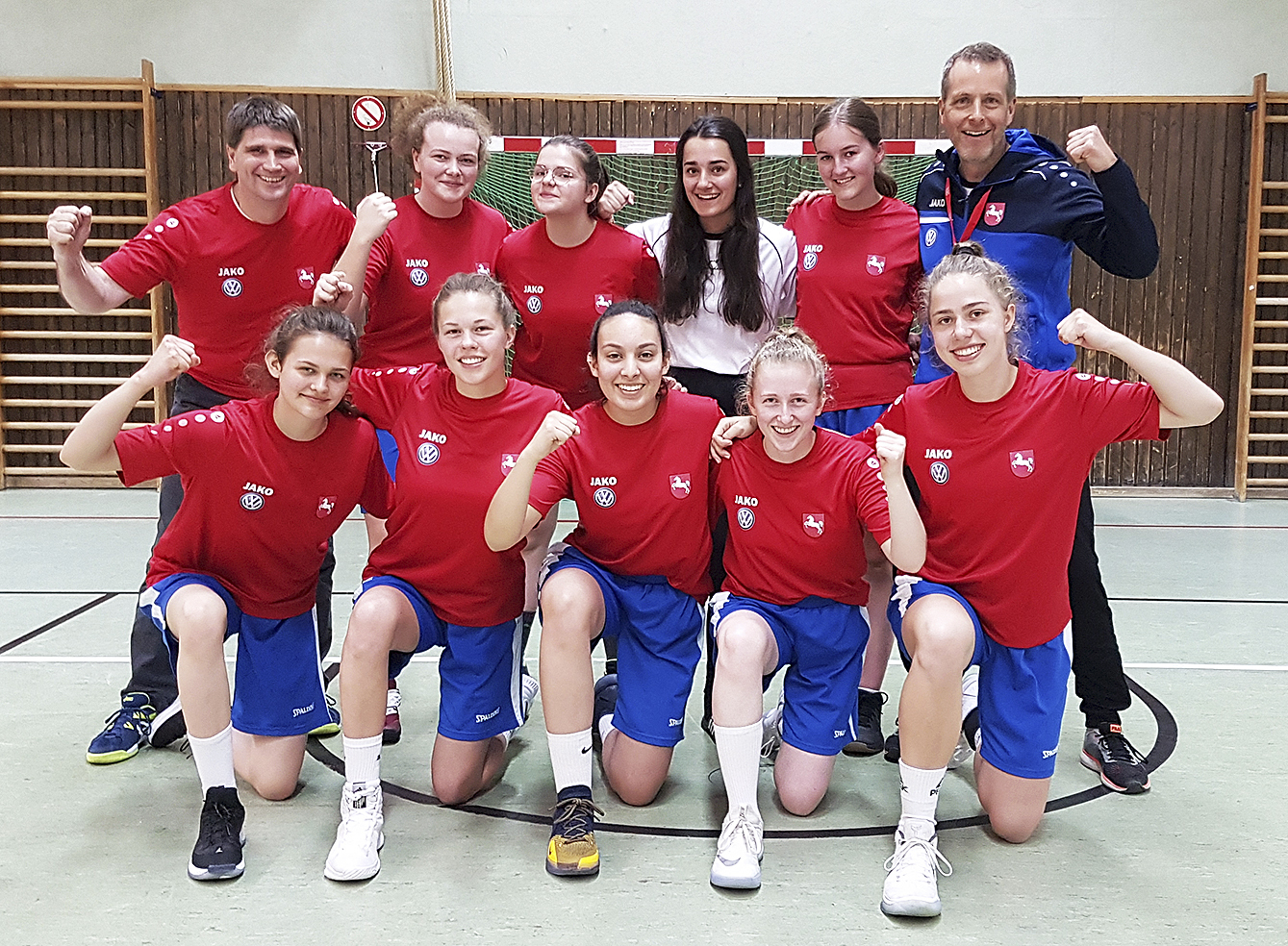 Das erfolgreiche GAK-Team: (hinten, v. li.) Trainer Hans Wurps, Annina Zekert, Carlotta Vittali, Melda Tölle, Sara Soltysiak, Sportlehrer Christoph Reise sowie (unten, v. li.) Nike Fortmann, Lisa Düll, Yasmine Benecke, Emilie Gerdau und Lotta Stach