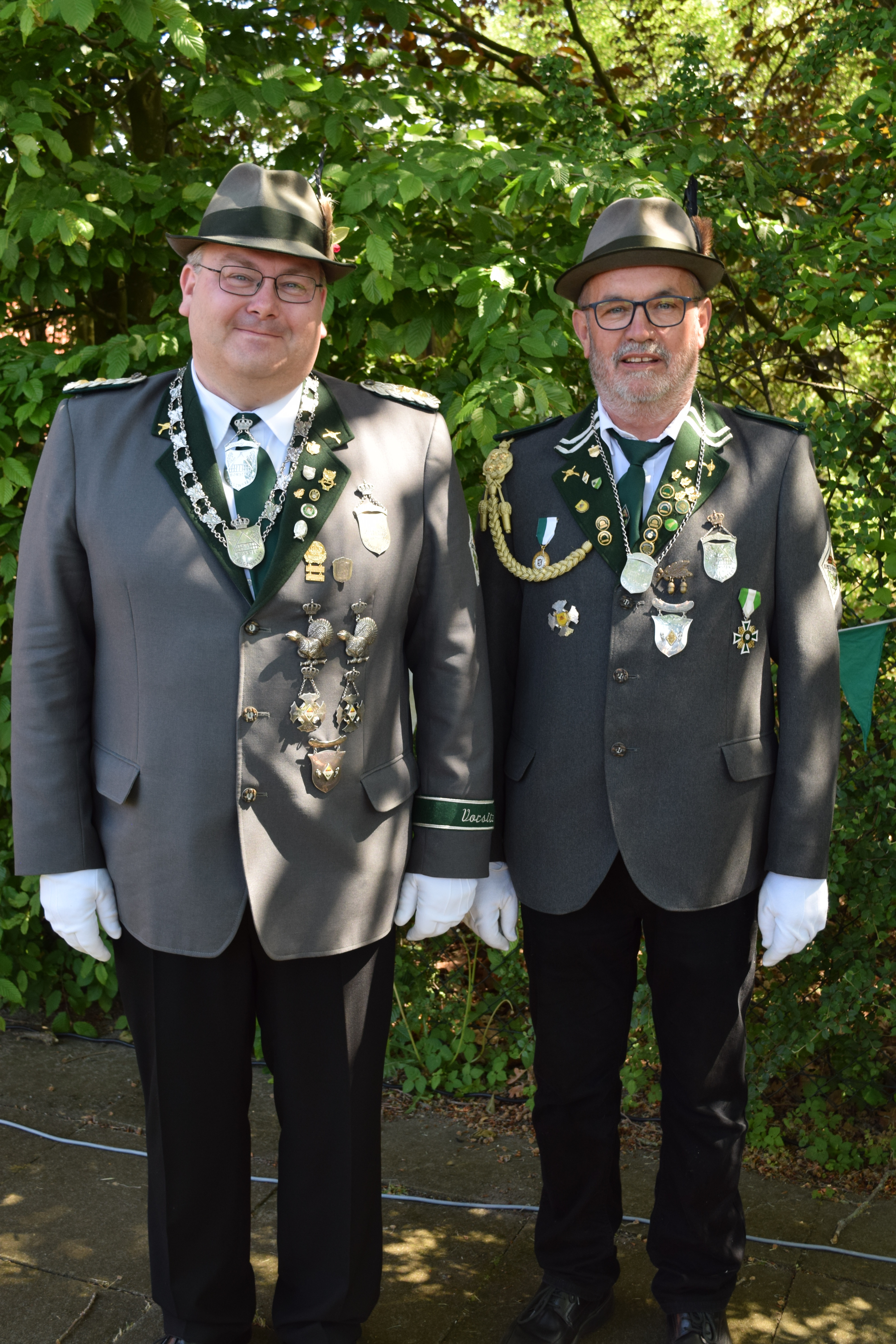 Neuer König in Borstel-Sangenstedt: Maik Scheele (li.) mit Dieter Koch