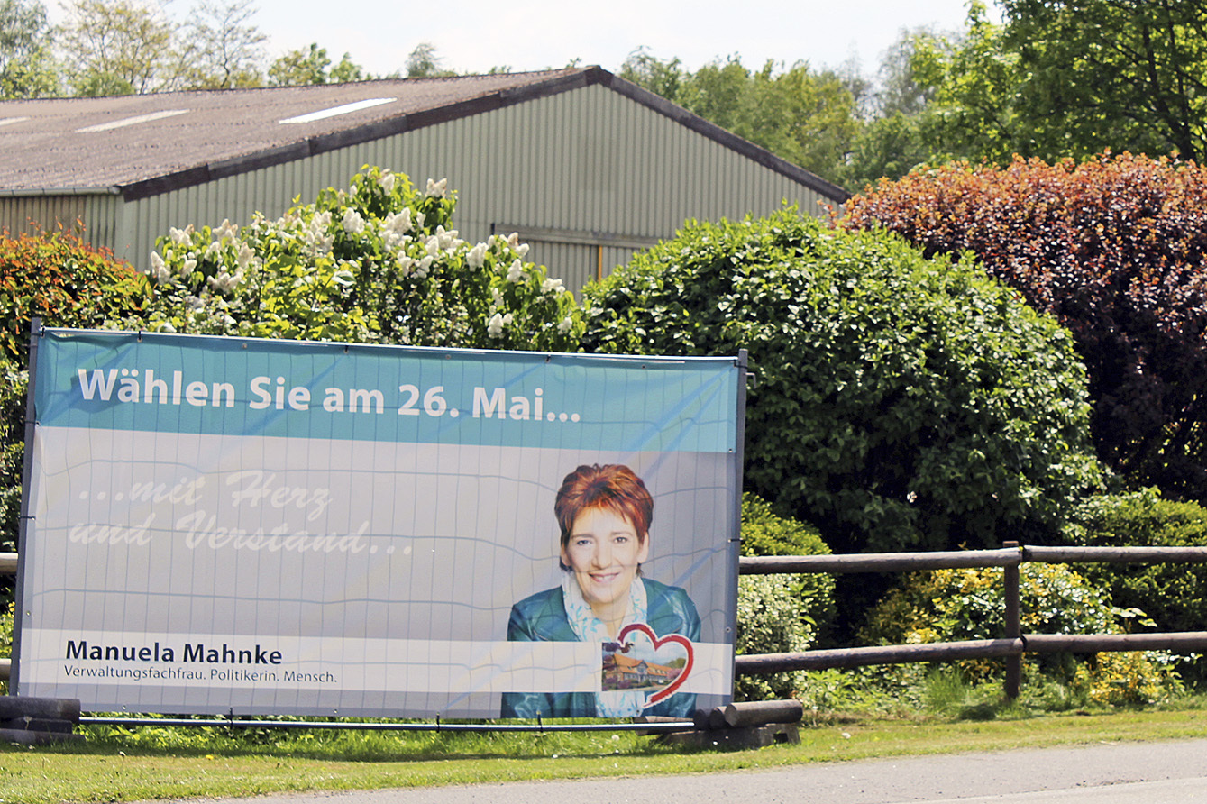 Kandidatin Manuela Mahnke (SPD) wirbt bei der Samgemeinde-Bürgermeisterwahl mit dem Slogan "... mit Herz und Verstand"