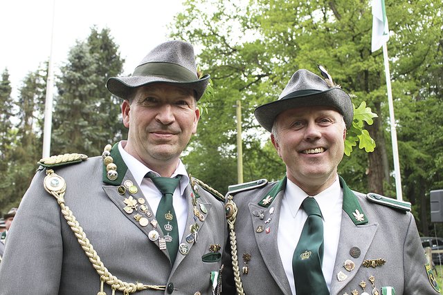 Holger Voß (li.) und Hans-Christoph Eisenberg legten auch auf die Königsscheibe an und sicherten sich so jeweils den Ritter-Orden