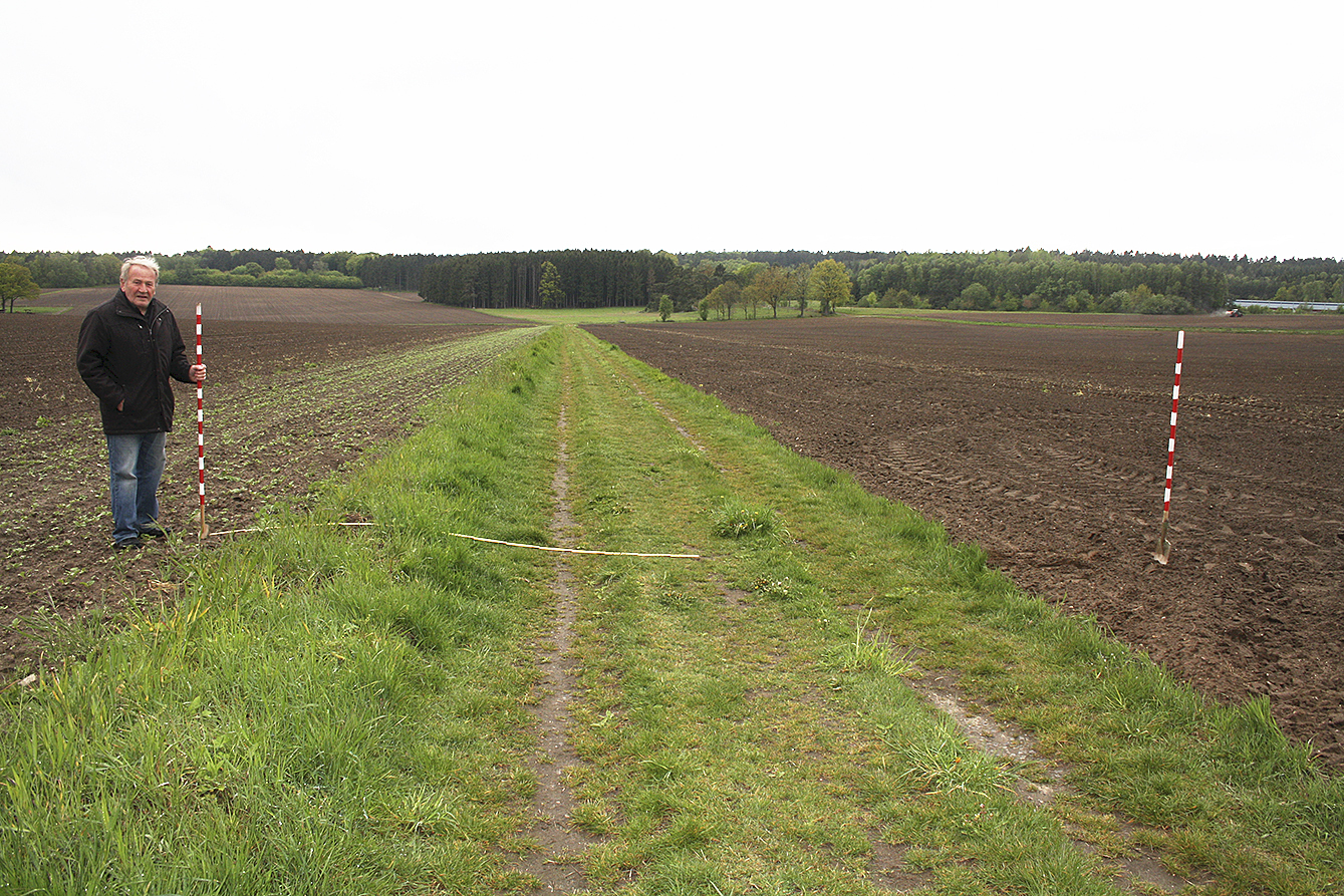 Mit selbstgebauten Barken verdeutlicht Wolfgang Nolte, wie breit dieser Feldweg früher war und was davon noch übriggeblieben ist