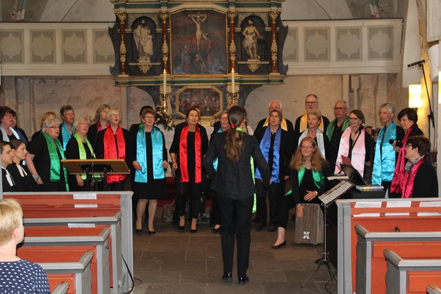 Begeisterte mit einem stimmgewaltigen Abschiedsgruß an Peter Klindworth: der Gospelchor "Spirit of St. John" der Gesamtkirchengemeinde Salzhausen-Raven | Foto: ce