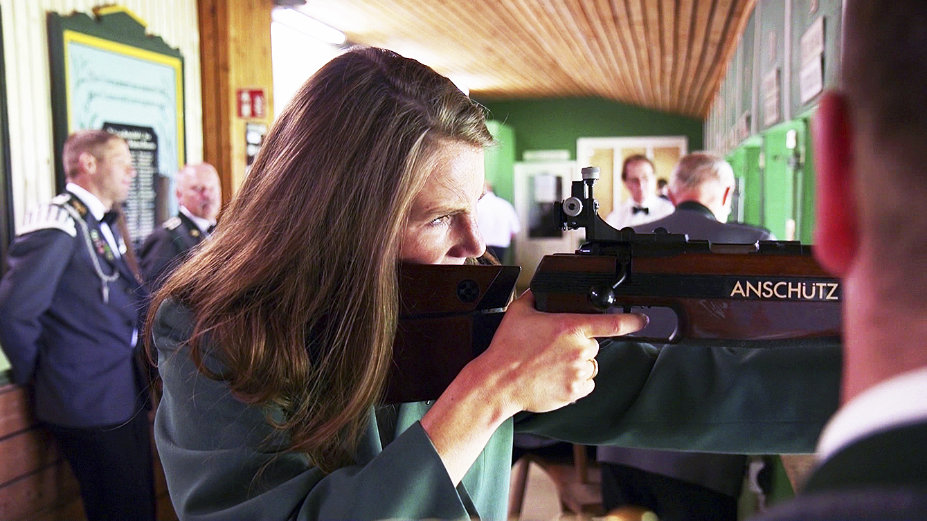 NDR-Reporterin Anke Hillmann bei ihren ersten zehn Schuss am Gewehr. Sie hatte noch nie eine Waffe in der Hand und will herausfinden, was rund 1,4 Millionen Menschen in Deutschland in einen Schützenverein zieht