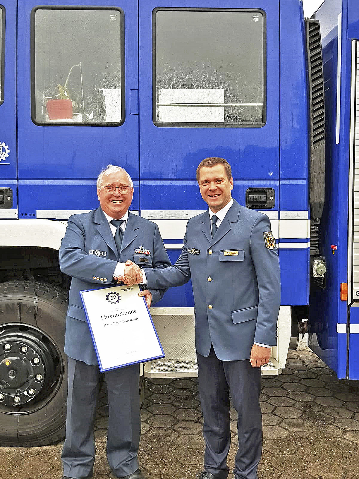 Hans-Peter Borchardt (li.) freute sich über die Urkunde, die ihm André Stoschus überreichte Foto: THW