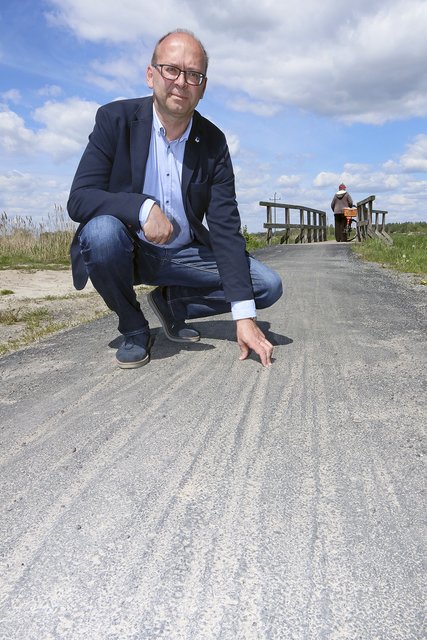 Neu asphaltiert und schon mit Spurrillen versehen: der Radweg zwischen Stade und Bützfleth. Darüber ärgert sich Sönke Hartlef