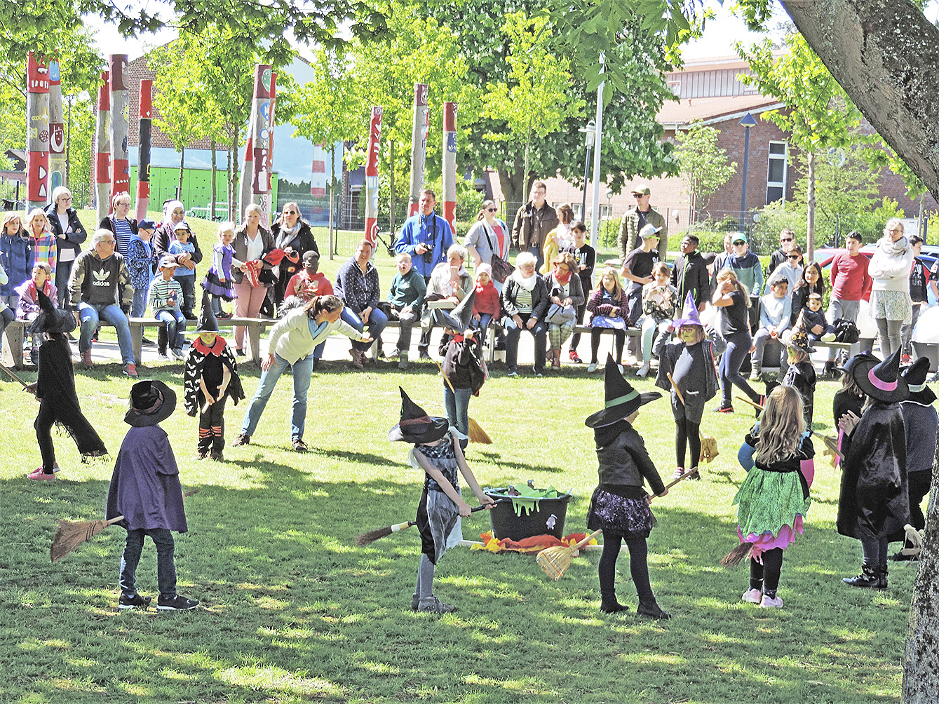 Den Park an der Bützflether Schule bevölkerten kleine Hexen