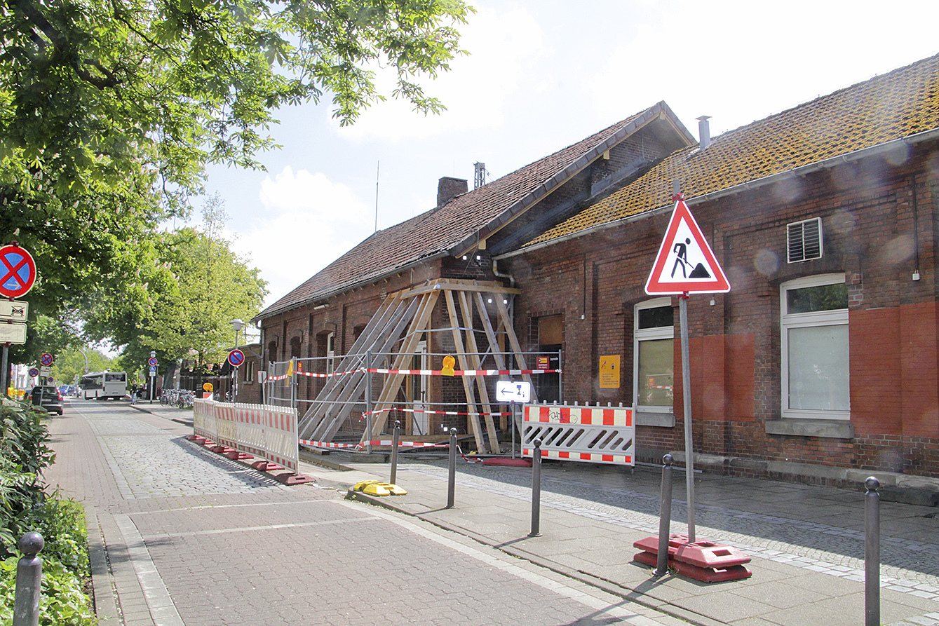Der marode Bahnhof ist teilweise einsturzgefährdet Foto: tk
