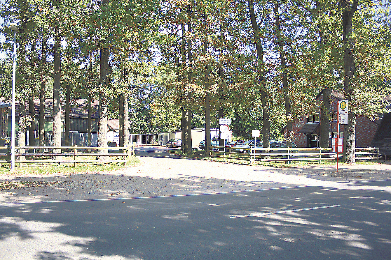 Der Jesteburger Bauhof ist derzeit im alten Gebäude der
Feuerwehr (rechts) an der Schützenstraße untergebracht