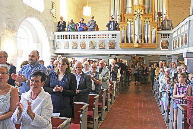 Starke Geste: Mit Standing Ovations zollten die Besucher des
Gottesdienstes der Leistung von Peter Klindworth ihren Respekt