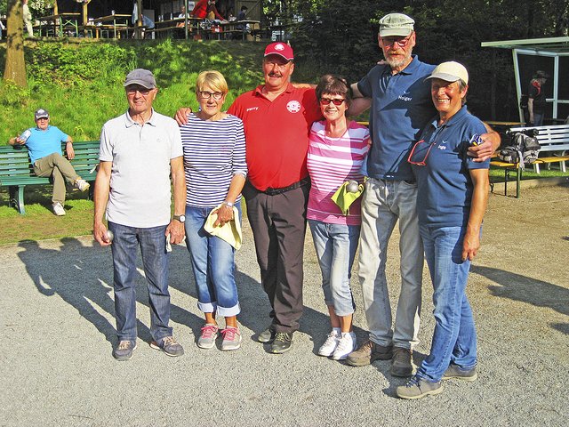 Haben sich ein spannendes Endspiel geliefert (v. li.): Bernd und Gabi Schmidt, Harry Dzikowski, Irene Britzwein sowie Holger und Inge Jarmatz | Foto: Michael Wiegräfe