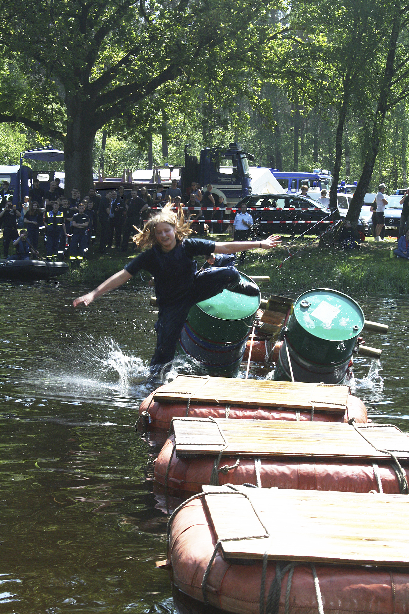Beim Pontonlauf am Ende des Laufes bekamen viele Teilnehmer mindestens nasse Füße