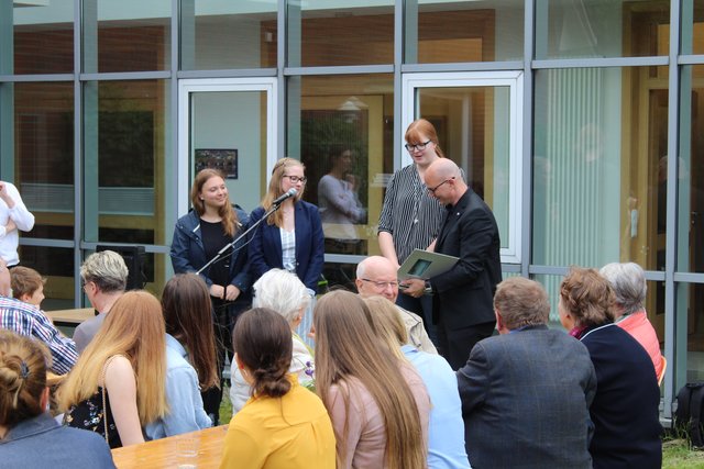 Ein Fotobuch voller gemeinsamer Erlebnisse als Geschenk (v. li.): Cora Schierenbeck, Stine Wind und Leonie Meincke bedankten sich im Namen aller von ihm begleiteten Jugendlichen bei Peter Klindworth | Foto: ce