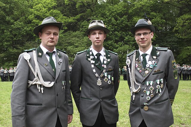 Jungschützenkönig Clemens Voß (Mitte) mit seinen Adjutanten Simon Christie (li.) und Fabian Schmidt