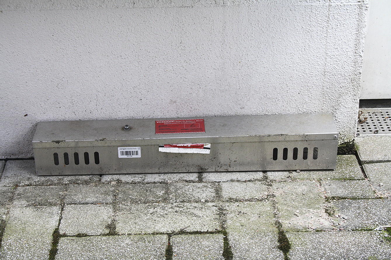 Diese Rattenfalle wurde im Hinterhof der Buchholz Galerie aufgestellt