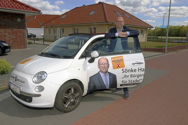 Knuffiges Wahlkampf-Mobil: Der CDU-Kandidat mit seinem Fiat 500