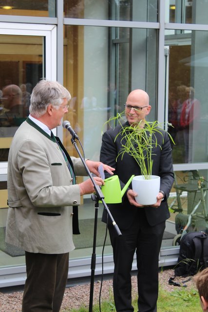 Eine Anspielung auf Peter Klindworths berufliche Zukunft als Pastor: Vize-Bürgermeister Michael Danne schenkte dem scheidenden Diakon einen Papyrus. Aus diesem Gras wurde im Altertum das Papier gewonnen, auf dem die ersten biblischen Schriften verfasst waren. Als Pastor werde sich - so Danne - noch intensiver dem Studium der Heiligen Schrift widmen | Foto: ce