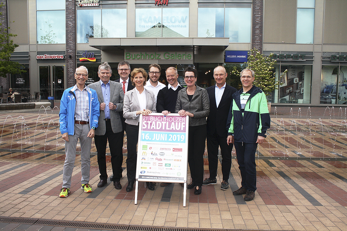 Stadtlauf-Organisator Arno Reglitzky (v. li.) mit den langjährigen Sponsoren und Förderern:
Martin Schrader (Verleger WOCHENBLATT-Verlag), Cord Köster (Regionaldirektor Sparkasse Harburg-
Buxtehude), Tari Van Noy (terra Real Estate), Lorenz Körbelin (Centermanager Buchholz Galerie),
Dr. Alexander Schmitz (Löns-Apotheke), Frauke Petersen-Hanson (McDonald's Dibbersen), Dr. Christian Kuhse (Geschäftsführer Stadtwerke Buchholz) und Frank Terstiege (wind sportswear)