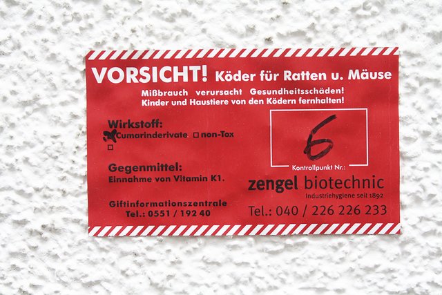 Mit Schildern wird auf die
Fallen hingewiesen