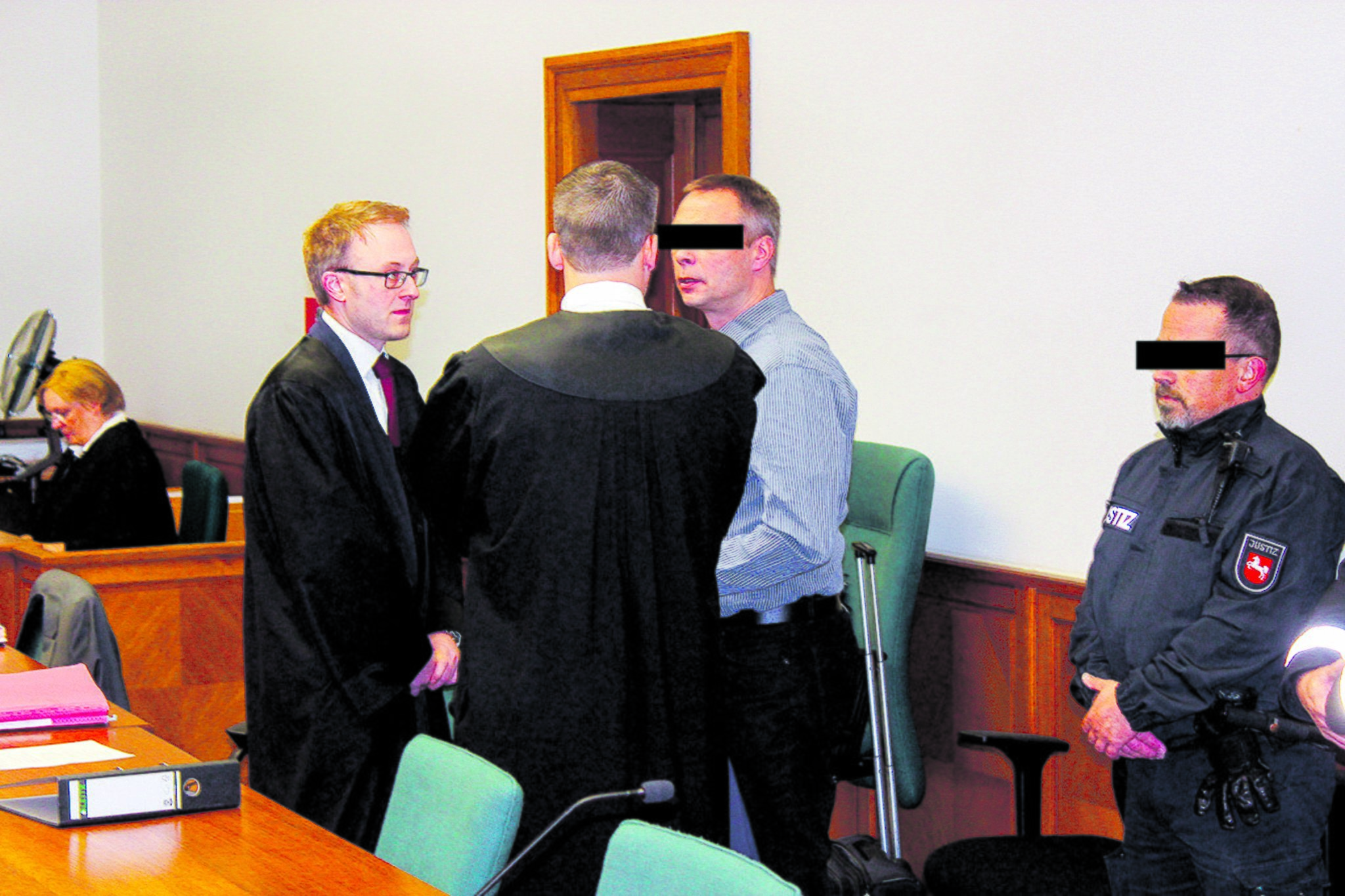 Volker K. (blaues Hemd) beim Prozessauftakt im Februar im Gespräch mit seinen beiden Anwälten Foto: thl