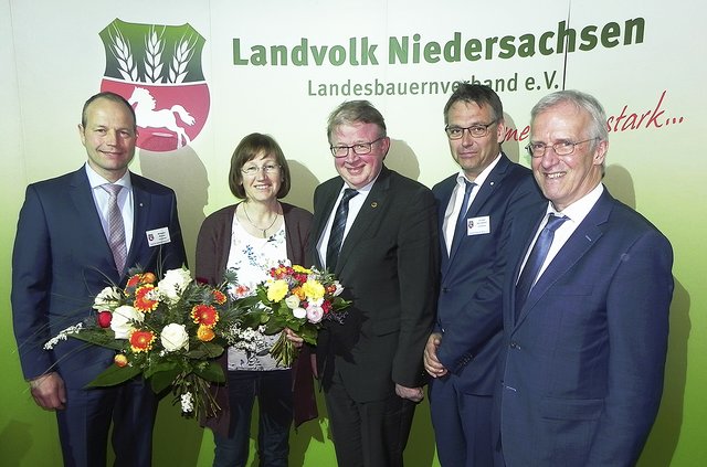 Rudolf Meyer (Mitte) wurde mit der Goldenen Ehrennadel des Landvolks ausgezeichnet. Gratulanten waren Landvolk-Präsident Albert Schulte to Brinke (v. re.), Vorsitzender Jochen Oestmann, Ehefrau Esther Meyer und Landvolk-Vorsitzender Wilhelm Neven | Foto: Precht