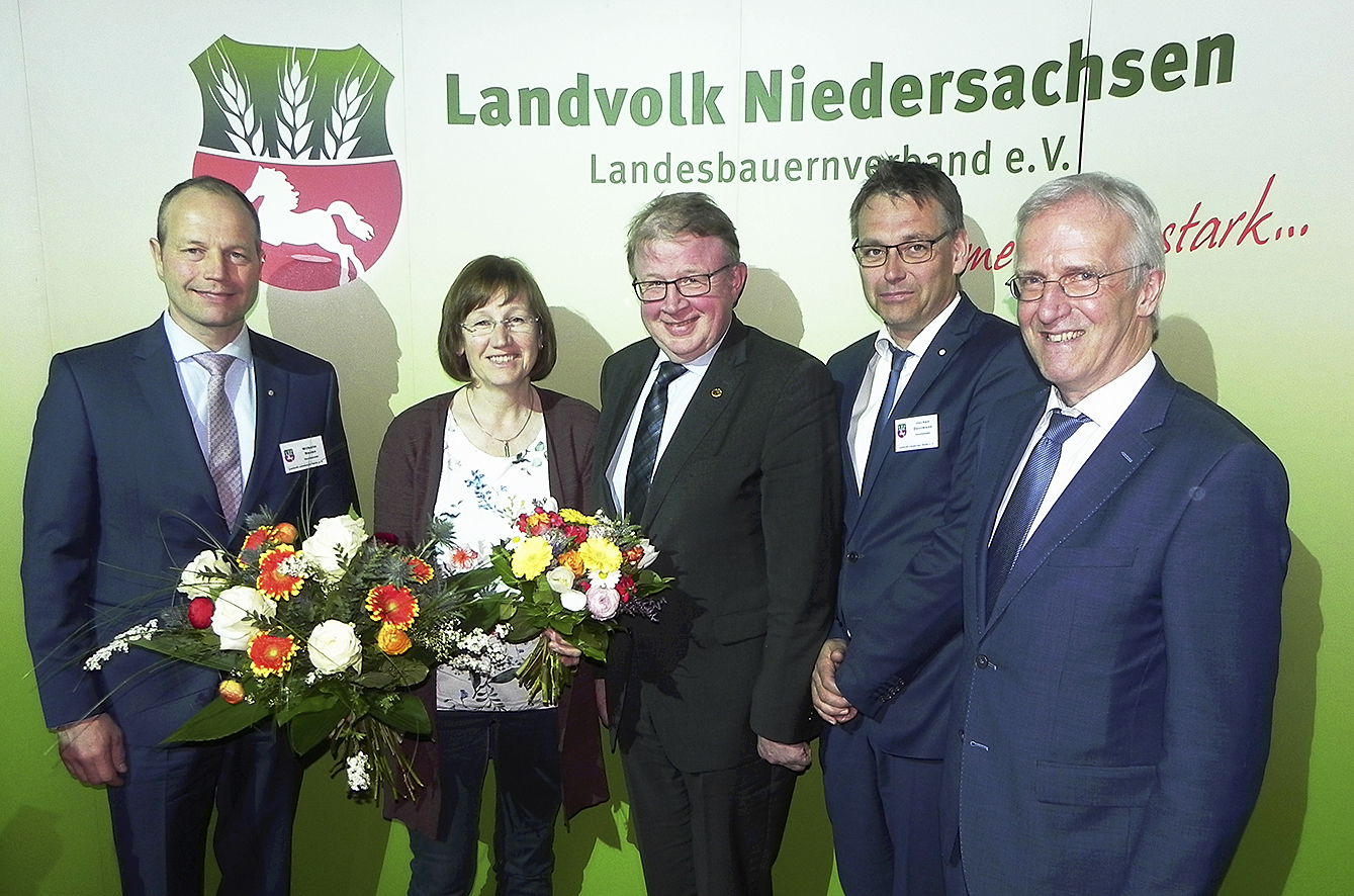 Rudolf Meyer (Mitte) wurde mit der Goldenen Ehrennadel des Landvolks ausgezeichnet. Gratulanten waren Landvolk-Präsident Albert Schulte to Brinke (v. re.), Vorsitzender Jochen Oestmann, Ehefrau Esther Meyer und Landvolk-Vorsitzender Wilhelm Neven