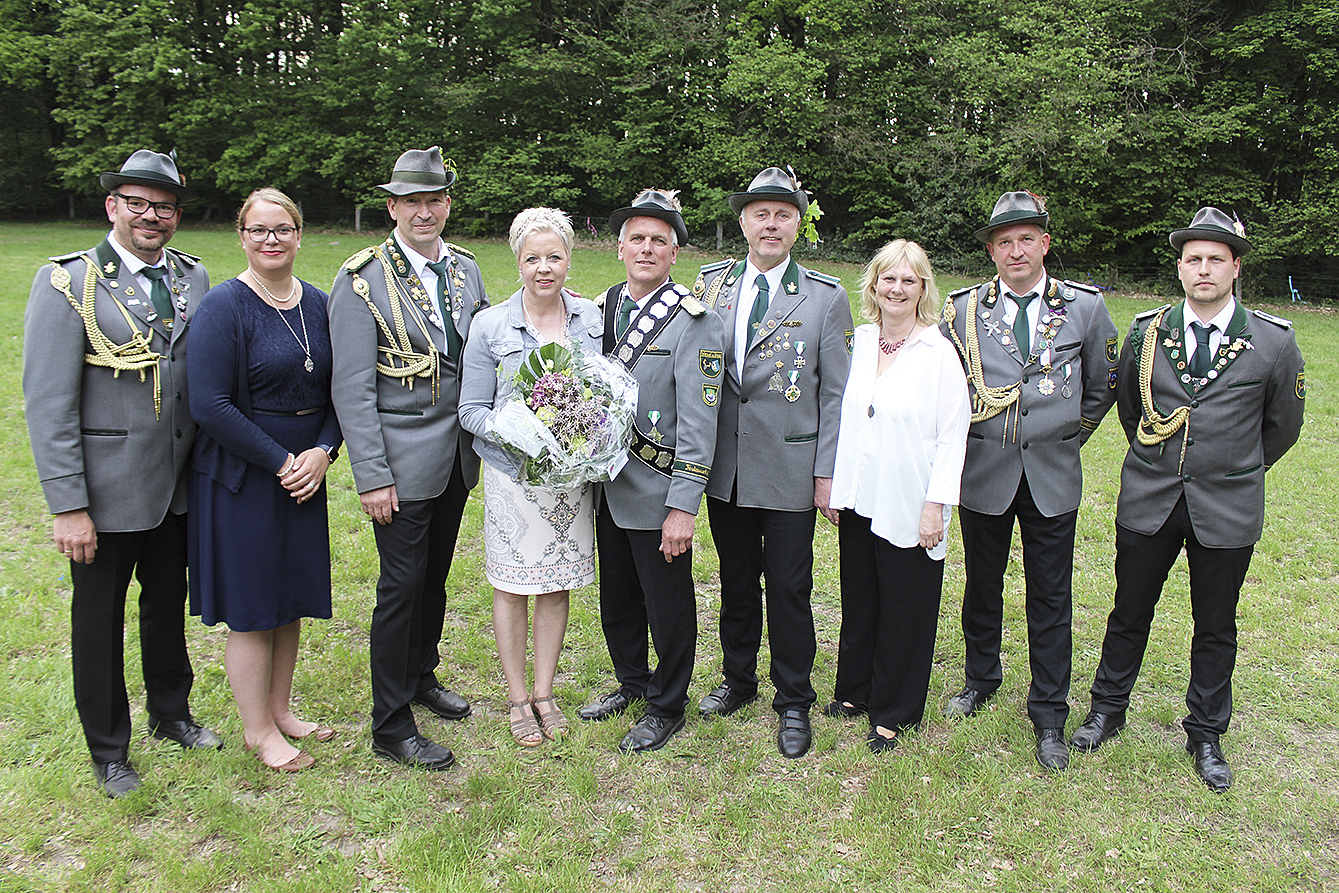 Schützenkönig Friedhelm Schmidt (Mi.) und seine Frau Anja (4. v. li.) freuen sich mit ihrem Team auf ein ereignisreiches Jahr (v. li.): Frank und Jacqueline Federmann, Holger Voß, Hans-Christoph und Susan Eisenberg, Klaus Möricke und Daniel Eberhard