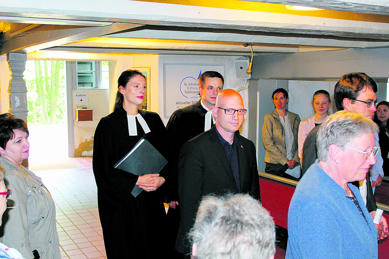 Beim Einzug zum Verabschiedungsgottesdienst in der Salzhäuser St. Johannis-Kirche: Diakon Peter Klindworth mit den Pastoren Alexandra Powalowski und Martin Alex