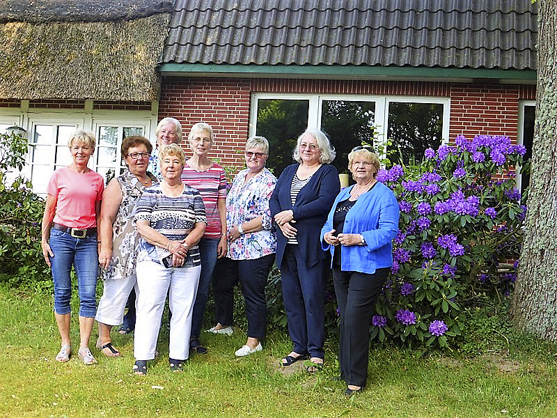Der Vorstand der Landfrauen Vierdörfer (hinten, v.li.): Margret Hartig, Waltraud Martens, Annegret Minnemann, Helga Ropers und Lissa Hornbostel sowie (vorne, v.li.): Ilse Niepel, Karin Heise und Brigitte Matzat Fotos: Landfrauenverein Vierdörfer (2) / as