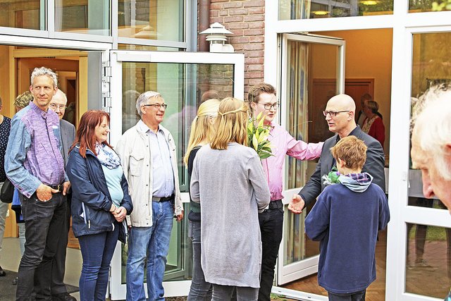 Reger Andrang: Viele Mitglieder der Kirchengemeinde bedankten sich bei dem scheidenden
Diakon Peter Klindworth (re.) für dessen Engagement  Fotos: ce