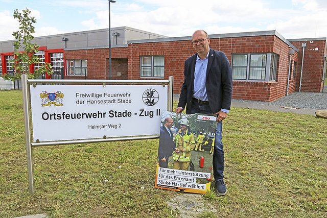 Das Feuerwehrplakat sorgte für Ärger. Für Hartlef stellt es ein Bekenntnis zum Ehrenamt dar
