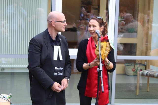 "Geschmackvolle" Präsente: Deti Kanefendt überreichte an Peter Klindworth einen Sack Heidekartoffeln als Dankeschön für die gute Zusammenarbeit auch mit den Senioren der Kirchengemeinde. Die Grillschürze mit der Aufschrift "Pastor im Dienst" hatte Klindworth vom Kirchenvorstand bekommen. | Foto: ce