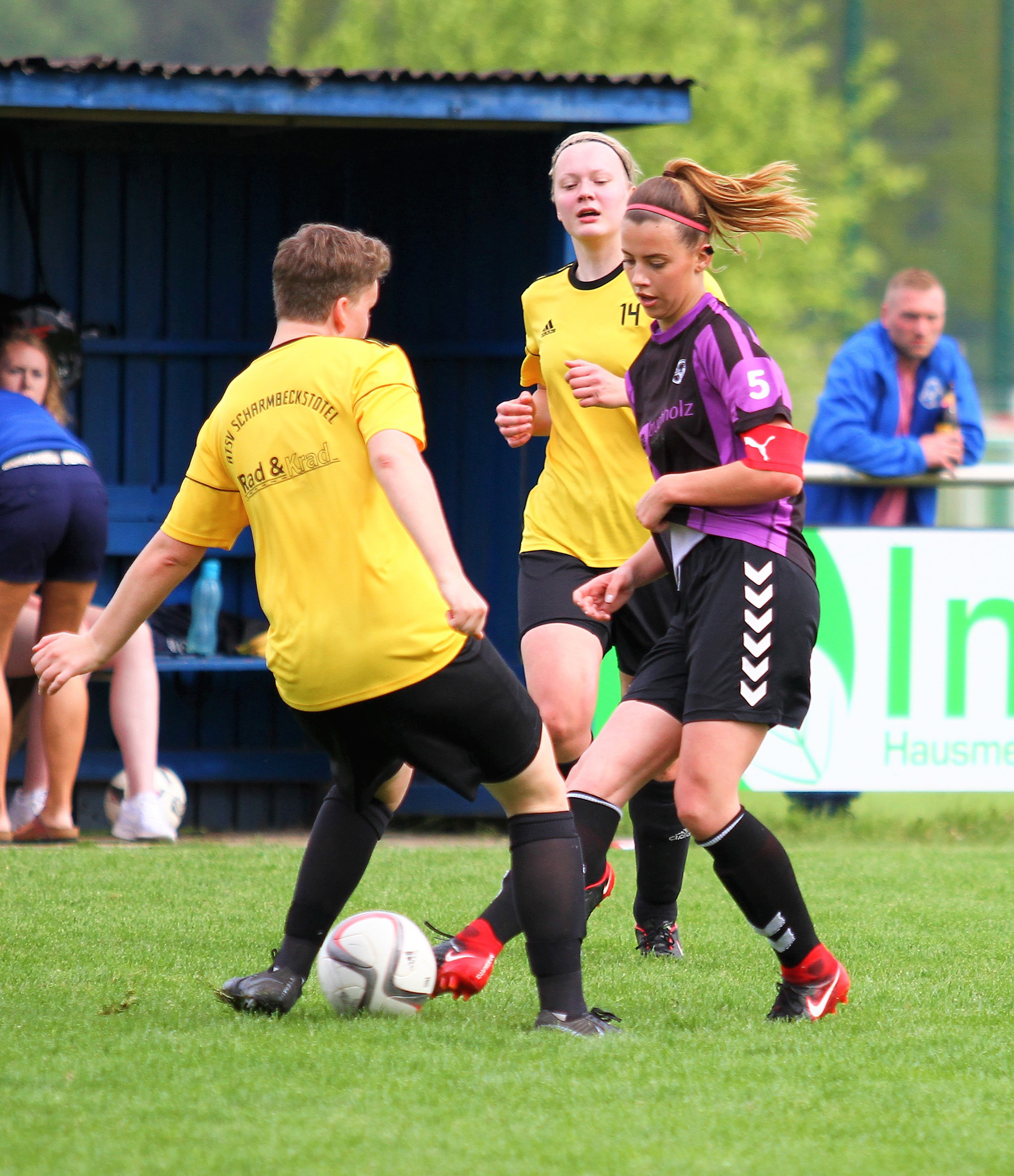 In dieser Szene kann sich Lea Strauch (re.) vom BFC gegen zwei Gegenspielerinnen durchsetzen