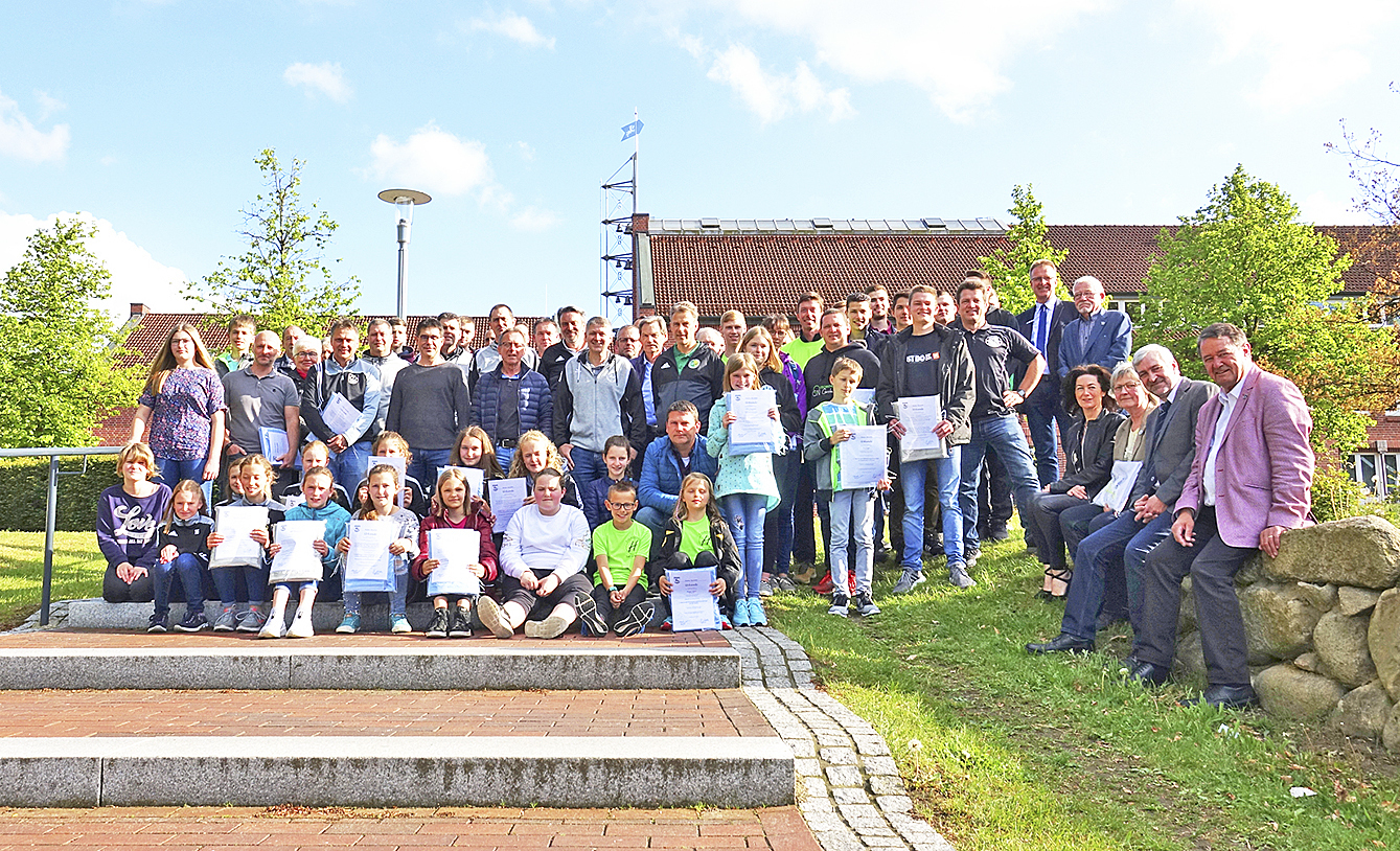Bürgermeister Harald Koetzing zeichnete Spitzenleistungen von vielen Sportlern der Harsefelder Sportvereine aus Foto: Samtgemeinde Harsefeld