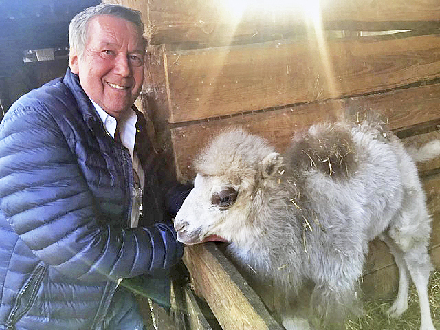 Roland Kaiser geht auf Tuchfühlung mit dem kleinen Kamelmädchen Jette