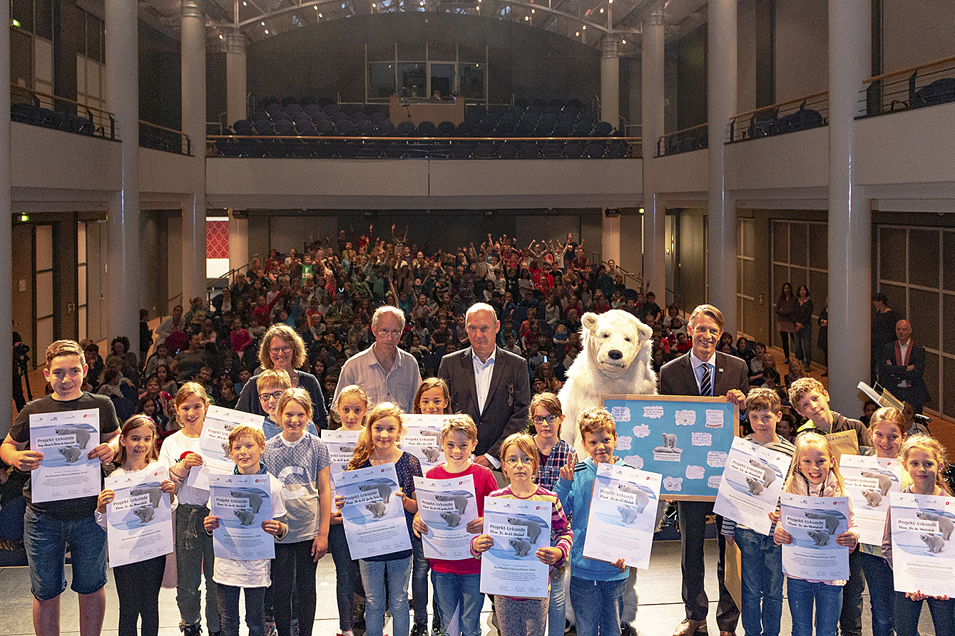 Bei der Abschlussveranstaltung in der Empore: Schüler der beteiligten Grundschulen sowie (hinten v. li.) Barbara Findeklee-Walter (Grundschule Sprötze-Trelde), Initiator Herbert Maliers, Dr. Christian Kuhse (Stadtwerke Buchholz) und Bürgermeister Jan-Hendrik Röhse