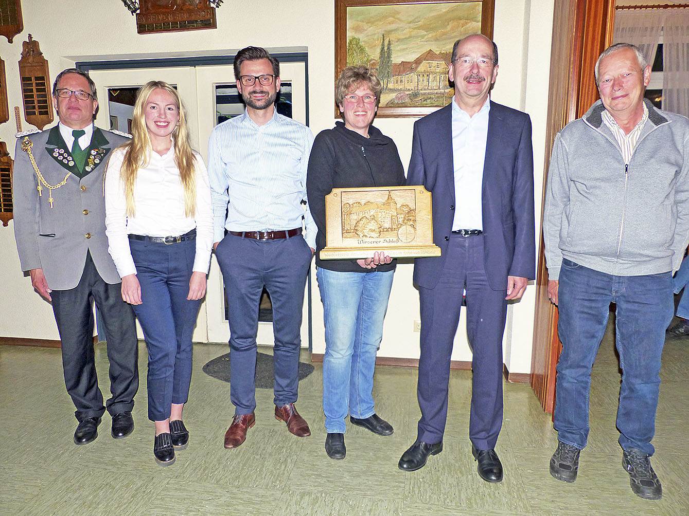Siegerehrung (v. li.): Schießoffizier Thomas Westermann gratuliert Anna-Lena Putensen, Antonios Mitsopoulos, Jessica Beyer und Otto Twesten vom Team "Sparkasse Harburg-Buxtehude" sowie Herbert Peters (Team "Nettelberg") als Gewinner auf der Spaßscheibe Foto: Schützenkorps Winsen