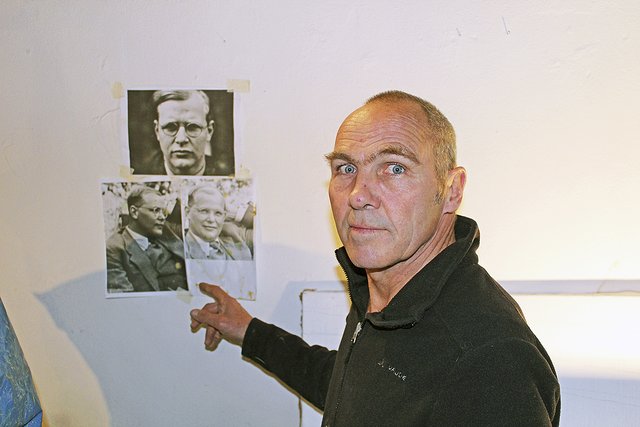 Mit den Vorlagen für die Büsten: Ulf Petersen zeigt Fotos von Bonhoeffer