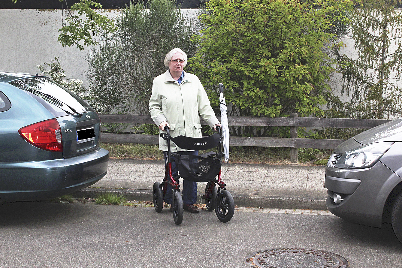 Wo Angelika Rosenthal ihren Schwerbehinderten-Parkplatz hatte, parken jetzt andere Autos ganz legal Foto: thl